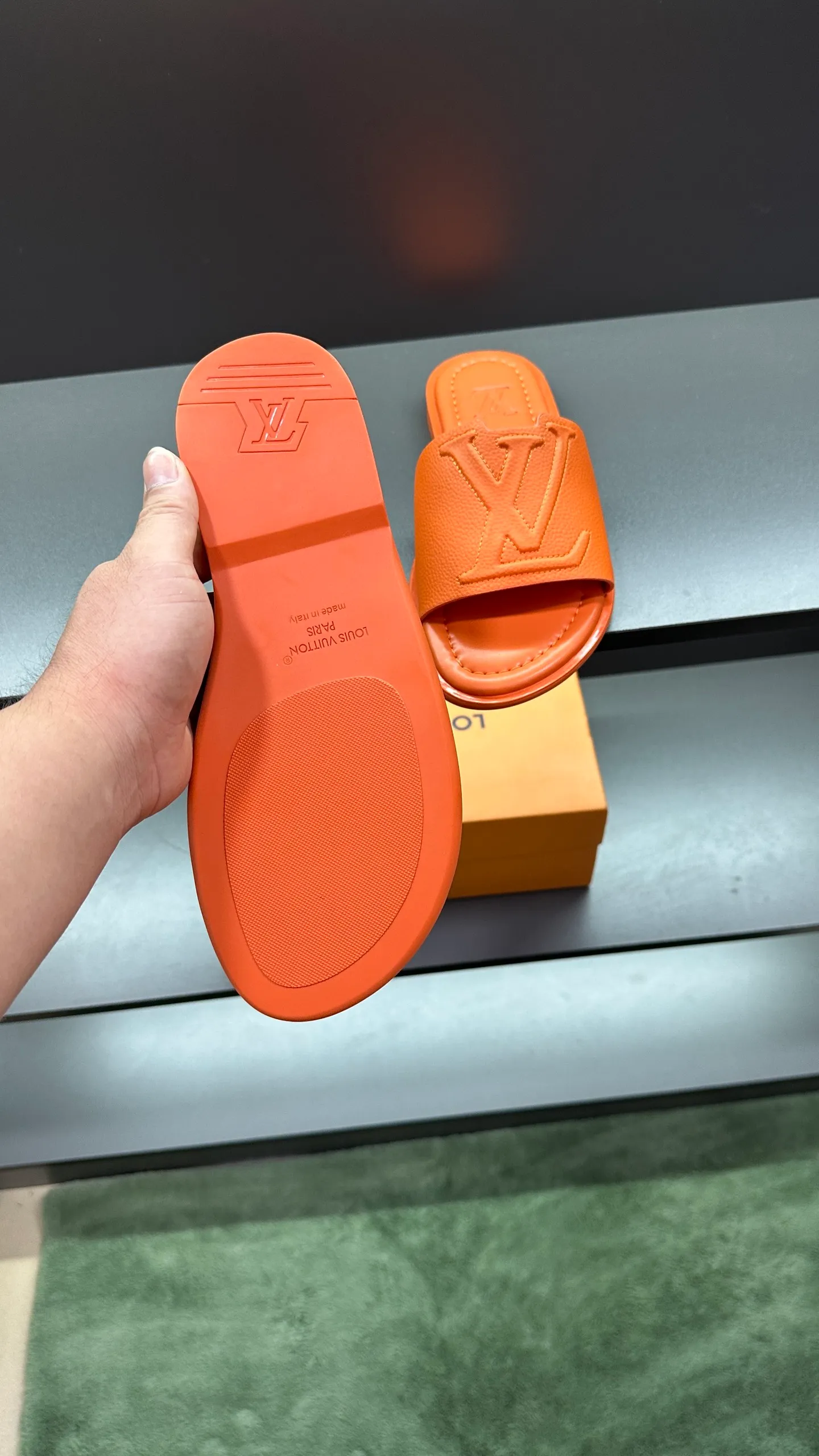 P300 🔍LV Men's Spring and Summer Slippers Counter Synchronization. The uppers are imported cowhide fabrics from Italy, with logo graphics and high-quality craftsmanship. Soles: original soles specially provided by the original factory. Exclusive movable molded soles are super comfortable. Original factory follow-up orders. 🔍🔍High quality. You can enter and leave the counter at will. Welcome to compare. Code number 38-45 No. 058